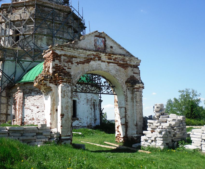 Церковь Преображения Господня, Каширино (Кунгурский район и г. Кунгур, Пермский край). дополнительная информация, арка ворот перед храмом