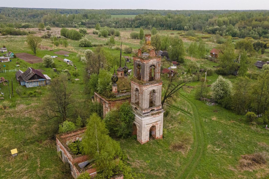 Храмовый комплекс. Церкви Казанской иконы Божией Матери и Николая Чудотворца, Халдеево (Ростовский район, Ярославская область). общий вид в ландшафте