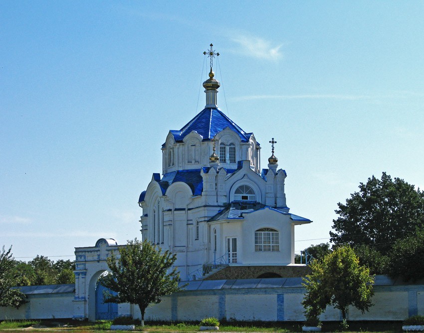 Мгарь. Спасо-Преображенский Мгарский монастырь. Церковь Благовещения Пресвятой Богородицы. общий вид в ландшафте