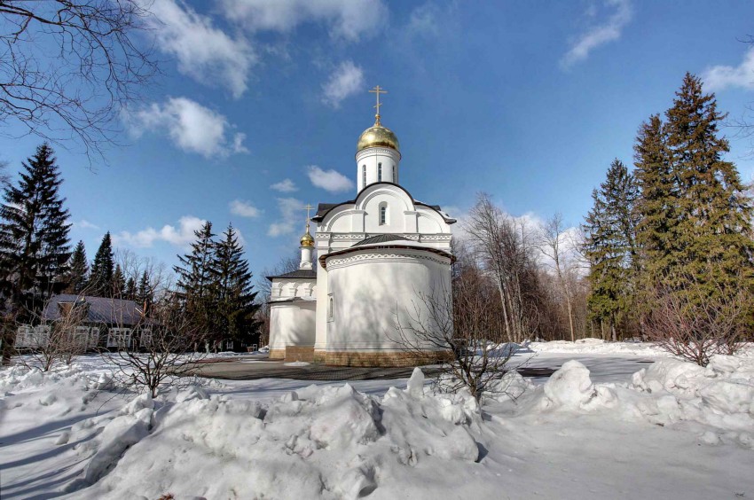 Церковь Новомучеников и исповедников Церкви Русской в Коммунарке, Коммунарка (Новомосковский административный округ (НАО), г. Москва). общий вид в ландшафте