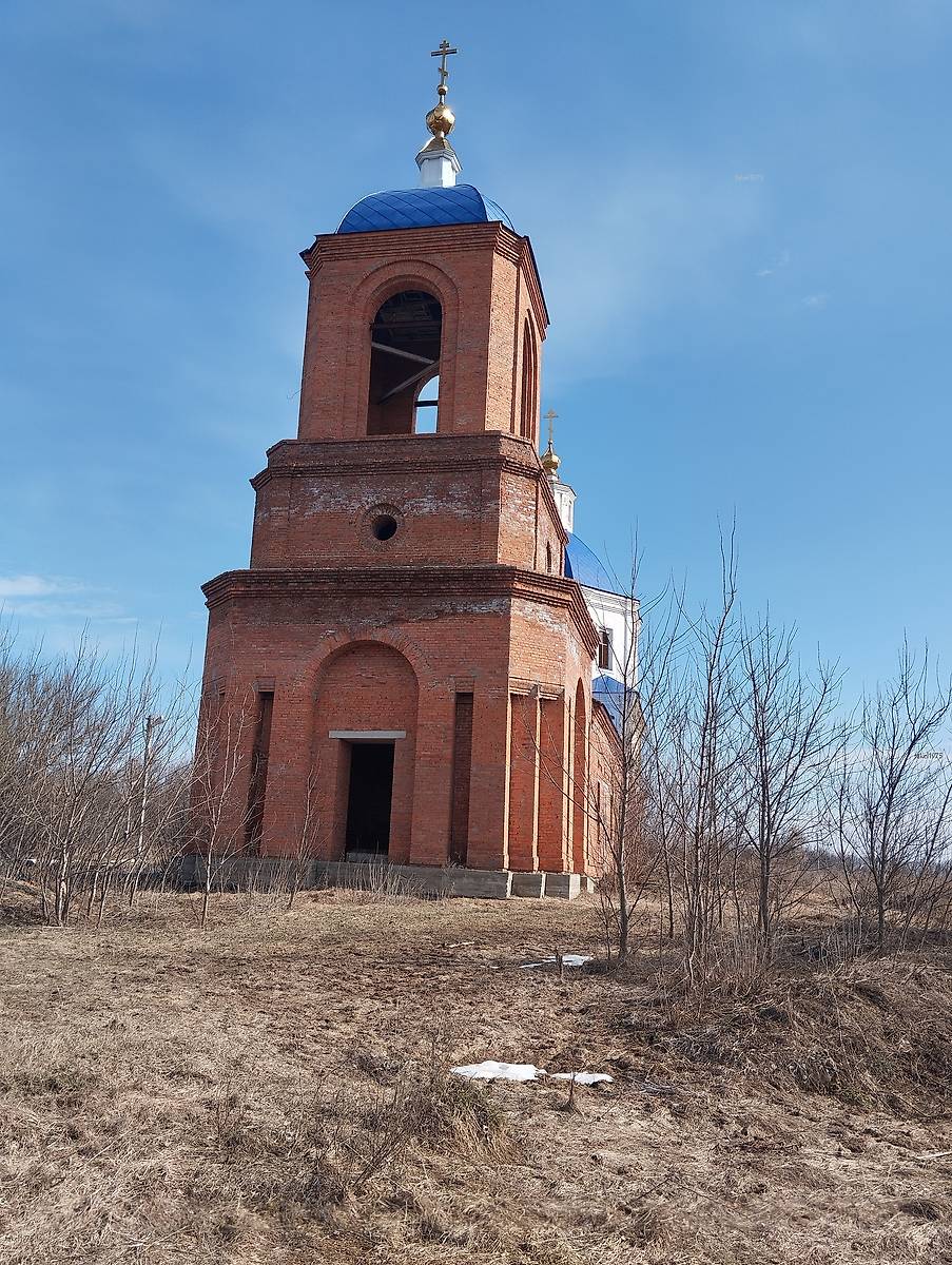 общий вид в ландшафте. Церковь Михаила Архангела, Петровское (Измалковский район, Липецкая область)