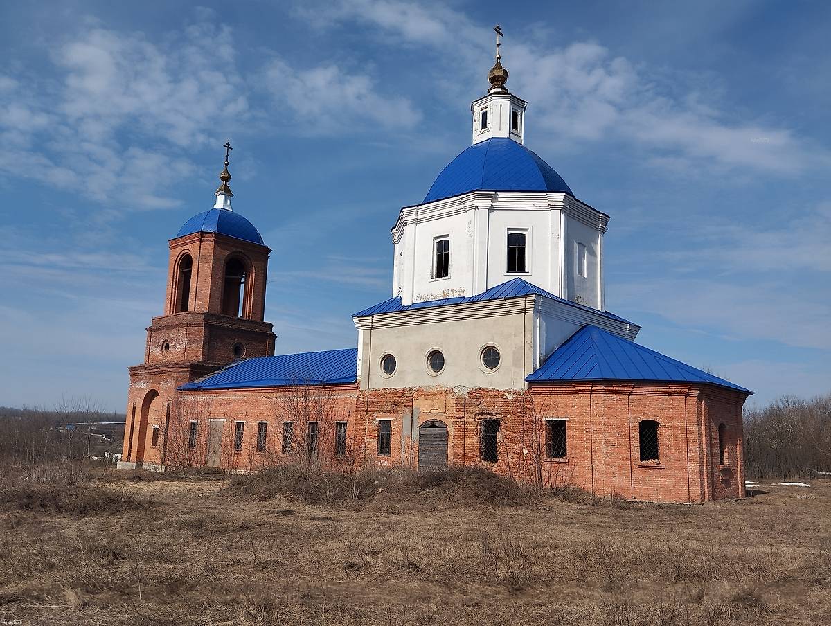 общий вид в ландшафте. Церковь Михаила Архангела, Петровское (Измалковский район, Липецкая область)