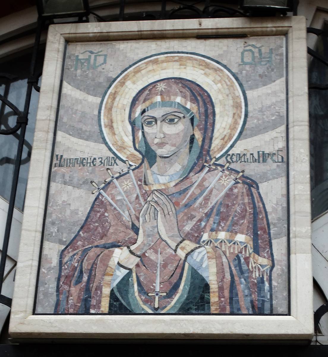 Образ в оконном проеме часовни., архитектурные детали. Неизвестная часовня при кафедральном соборе, Ижевск (Ижевск, город, Республика Удмуртия)