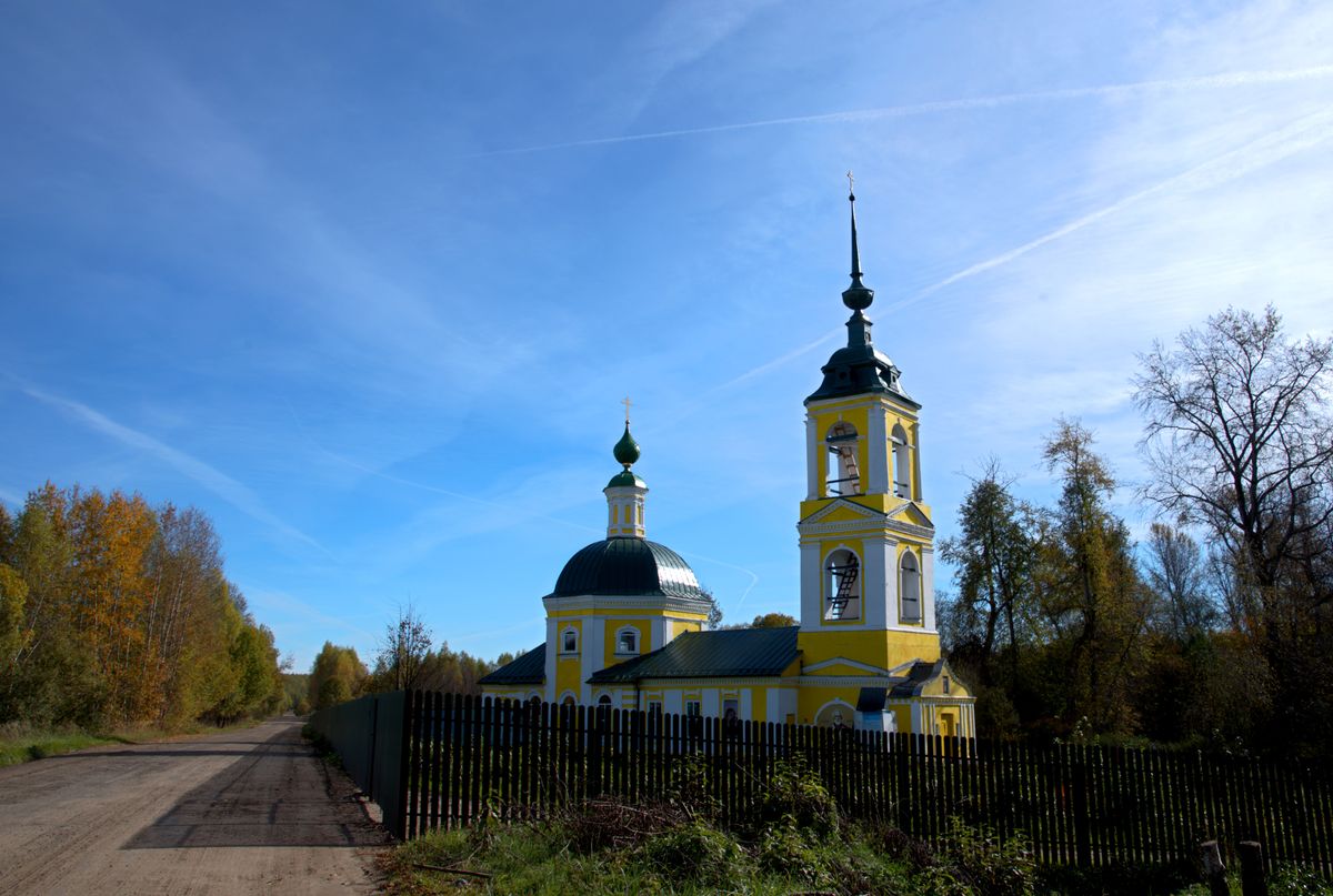 Церковь Троицы Живоначальной, Павлухино (Ярославский район, Ярославская область). общий вид в ландшафте