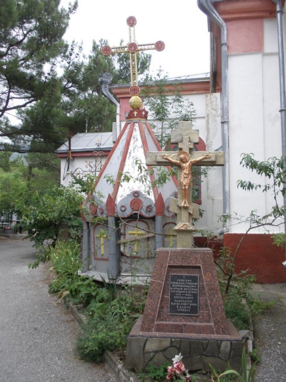Церковь Преображения Господня, Геленджик (Геленджик, город, Краснодарский край). художественные фотографии, На переднем плане - памятный крест всем сербским солдатам, русским добровольцам и мирным жителям, погибшим в Югославии в 1991-1999гг.., на заднем плане - старый купол храма, сорванный грозой.