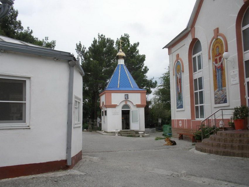 Часовня Николая Чудотворца, Геленджик (Геленджик, город, Краснодарский край). общий вид в ландшафте, Вид с запада, слева - Преображенский храм, в центре - Никольская часовня, справа - крестильня и воскресная школа