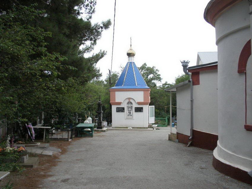 Часовня Николая Чудотворца, Геленджик (Геленджик, город, Краснодарский край). общий вид в ландшафте, Вид с севера, справа - Преображенский храм