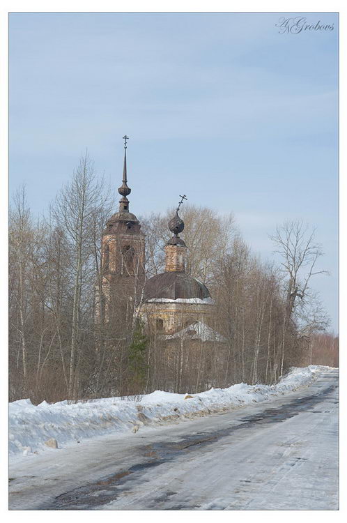 Церковь Троицы Живоначальной, Павлухино (Ярославский район, Ярославская область). фасады, внешний вид храма с дороги