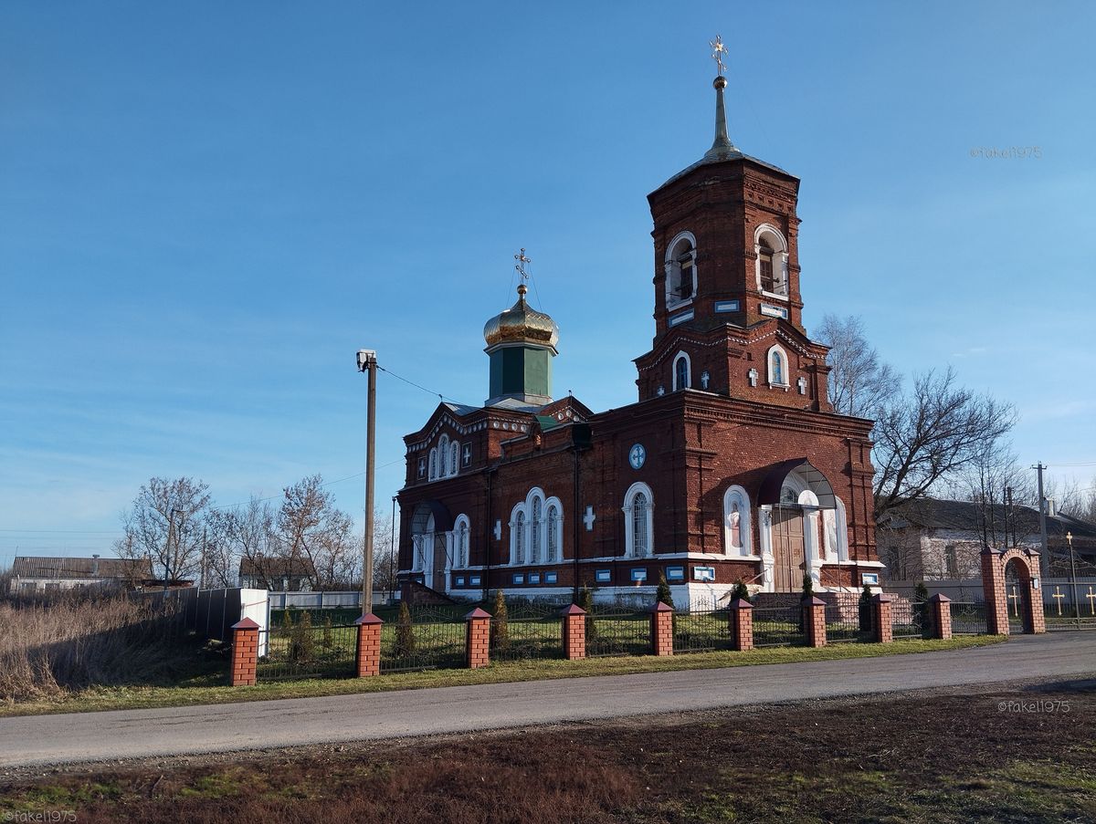 общий вид в ландшафте. Церковь Николая Чудотворца, Острый Камень (Лев-Толстовский район, Липецкая область)