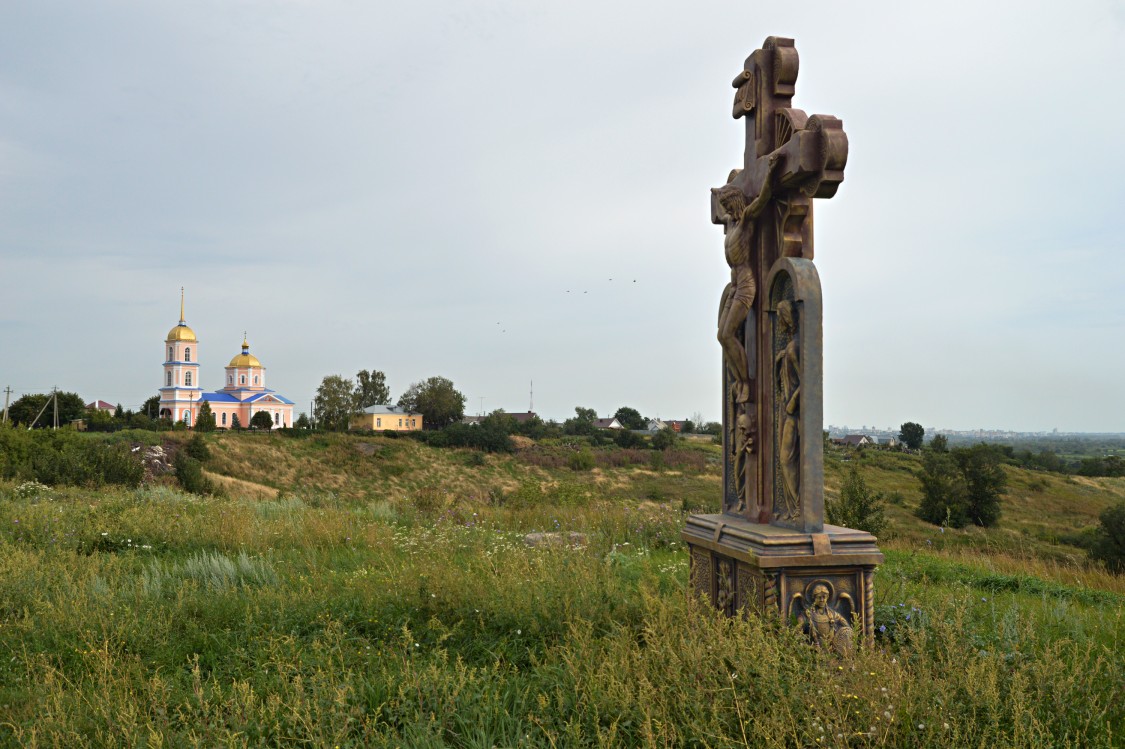 Церковь Рождества Пресвятой Богородицы, Ленино (Романово) (Липецкий район, Липецкая область). дополнительная информация, Общий вид на ландшафте.