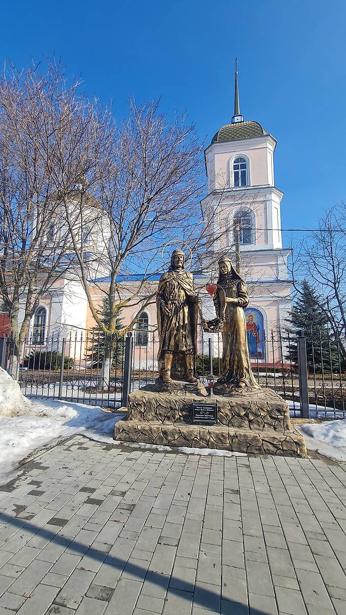 Перед храмом установлен монумент Петр и Феврония Муромские, дополнительная информация. Церковь Рождества Пресвятой Богородицы, Ленино (Романово) (Липецкий район, Липецкая область)