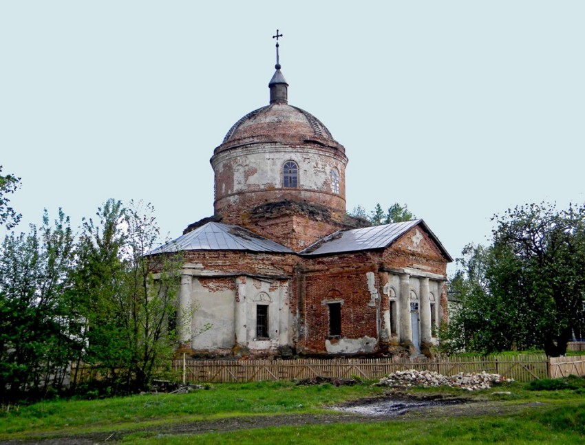 Средние Апочки. Церковь Димитрия Солунского. общий вид в ландшафте
