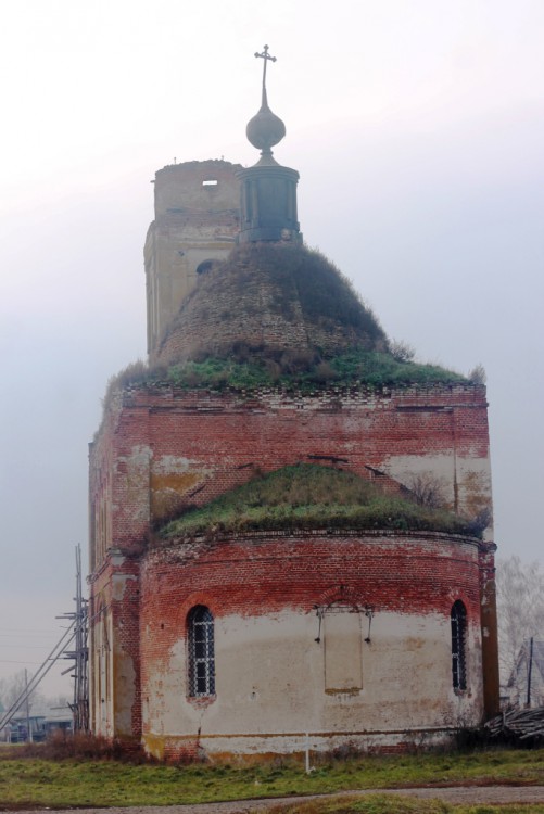 Юсово. Церковь Михаила Архангела. общий вид в ландшафте