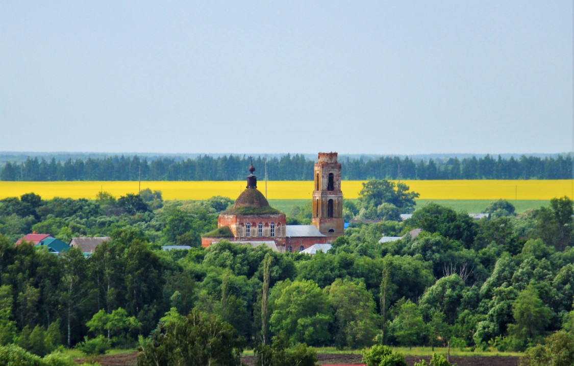 Юсово. Церковь Михаила Архангела. общий вид в ландшафте
