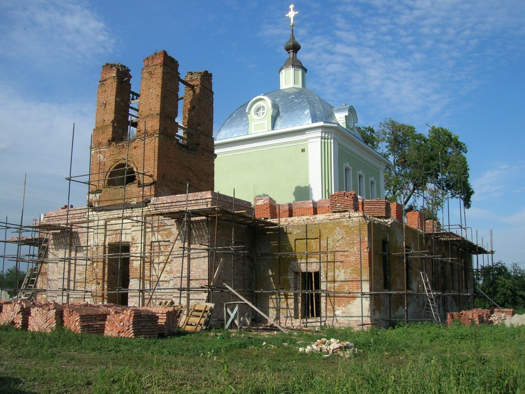 Церковь Троицы Живоначальной, Троица (Курский район, Курская область). фасады, Продолжается восстановление храма. Восстановлен, отштукатурен и покрашен четверик храма с шестью окнами.