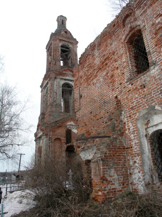 Церковь Рождества Христова, Пономарево (Ярославский район, Ярославская область). фасады, Трапезная имела сильно развитый на юг придел.