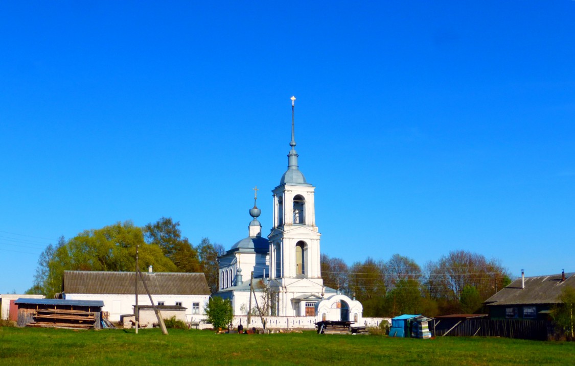 Красное. Церковь Казанской иконы Божией Матери. общий вид в ландшафте