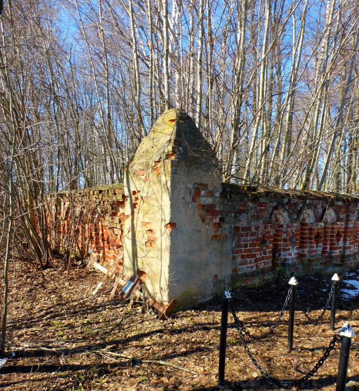 Церковь Казанской иконы Божией Матери, Красное (Калязинский район, Тверская область). дополнительная информация, Ограда кладбища. 