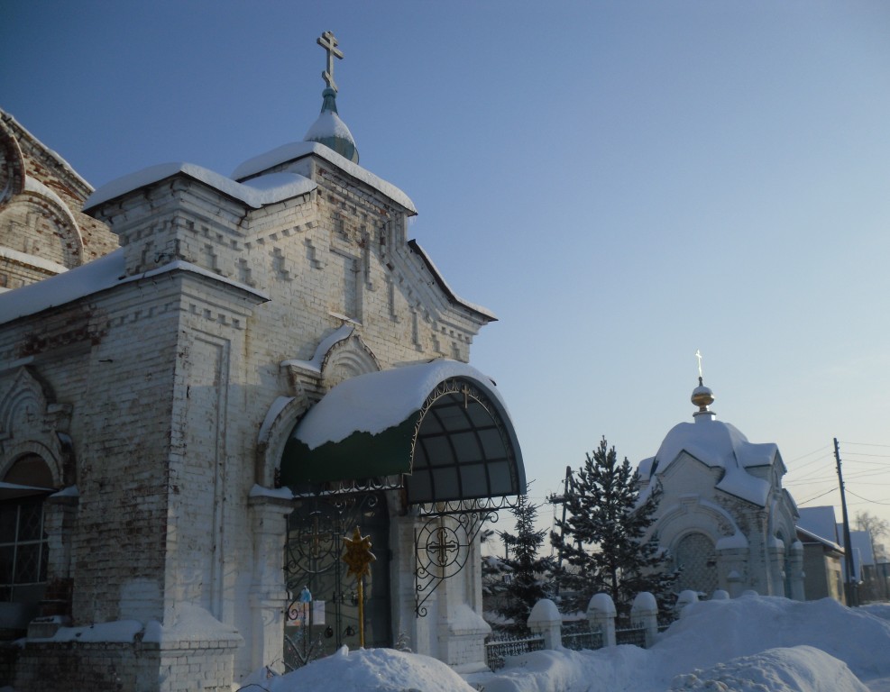 Церковь Покрова Пресвятой Богородицы, Усть-Кишерть (Кишертский район, Пермский край). архитектурные детали, западное крыльцо церкви, далее видна часовня
