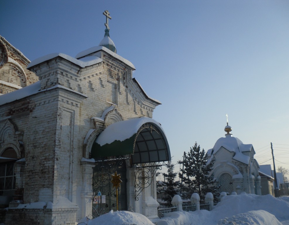 Усть-Кишерть. Церковь Покрова Пресвятой Богородицы. архитектурные детали, западное крыльцо церкви, далее видна часовня