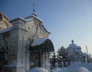 Церковь Покрова Пресвятой Богородицы, западное крыльцо церкви, далее видна часовня<br>, Усть-Кишерть, Кишертский район, Пермский край