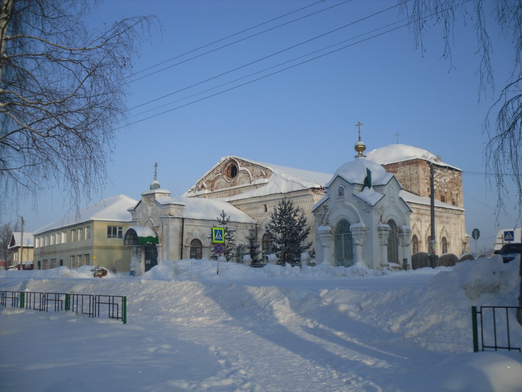 Часовня Кирилла и Мефодия, Усть-Кишерть (Кишертский район, Пермский край). общий вид в ландшафте, общий вид Покровской церкви и часовни на переднем плане