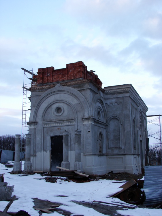 Церковь Александра Невского, Шуклинка (Курский район, Курская область). фасады, Скит Блгв. кн. Александра Невского Свято-Троицкого женского монастыря г. Курска. Освящен в 1891 г. в память избавления Государя Императора Александра III и его семьи от грозившей им опасности при крушении поезда 17 октября 1888 г. на станции Борки Курской губернии. Храм был посвящен небесным покровителям царской семьи святому благоверному князю Александру Невскому и святой равноапостольной Марии Магдалине.