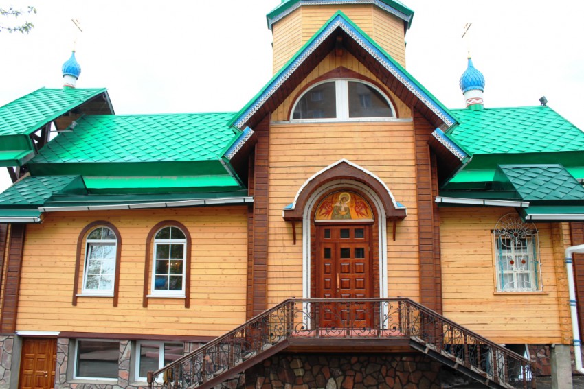 Церковь Ксении Петербургской и Иоанна Кронштадтского при Ивано-Матренинской детской клинической больнице, Иркутск (Иркутск, город, Иркутская область). фасады, Южный фасад