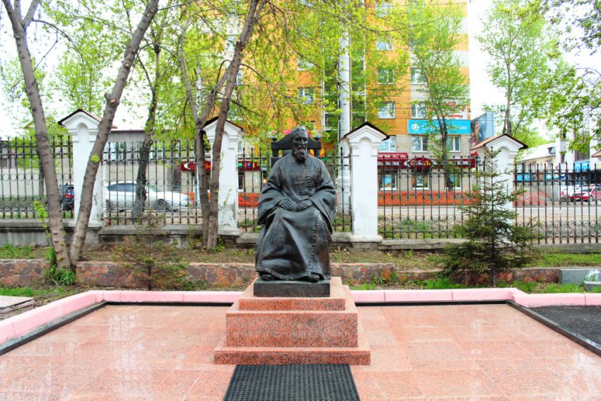 Церковь Ксении Петербургской и Иоанна Кронштадтского при Ивано-Матренинской детской клинической больнице, Иркутск (Иркутск, город, Иркутская область). художественные фотографии, Памятник Иоанну Кронштадтскому на территории храма