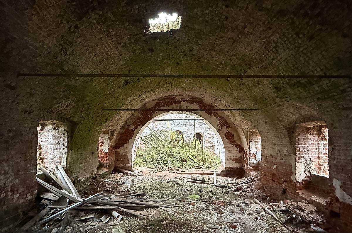 Трапезная, вид с запада, интерьер и убранство. Церковь Николая Чудотворца, Ставотино (Гаврилов-Ямский район, Ярославская область)