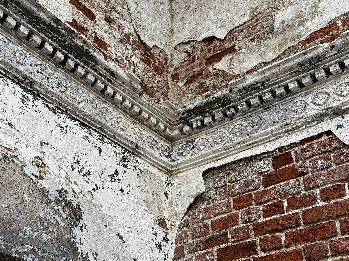 Сохранившиеся бордюры, архитектурные детали. Церковь Николая Чудотворца, Ставотино (Гаврилов-Ямский район, Ярославская область)