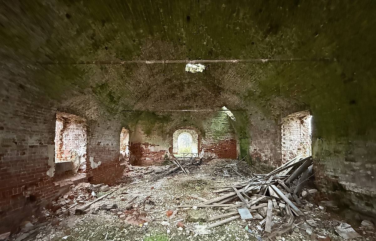 Трапезная, вид с востока, интерьер и убранство. Церковь Николая Чудотворца, Ставотино (Гаврилов-Ямский район, Ярославская область)