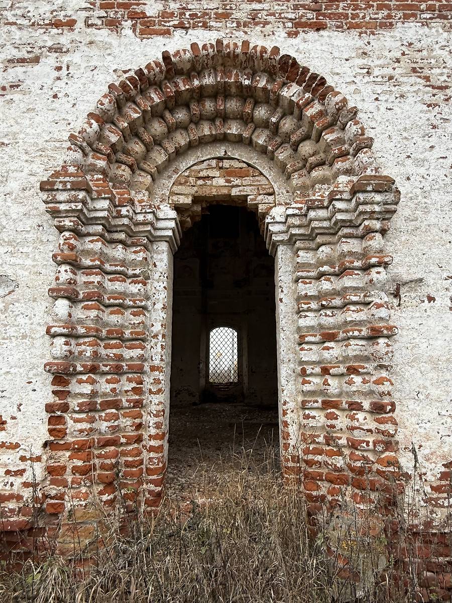Портал южного фасада, архитектурные детали. Церковь Рождества Христова, Ставотино (Гаврилов-Ямский район, Ярославская область)