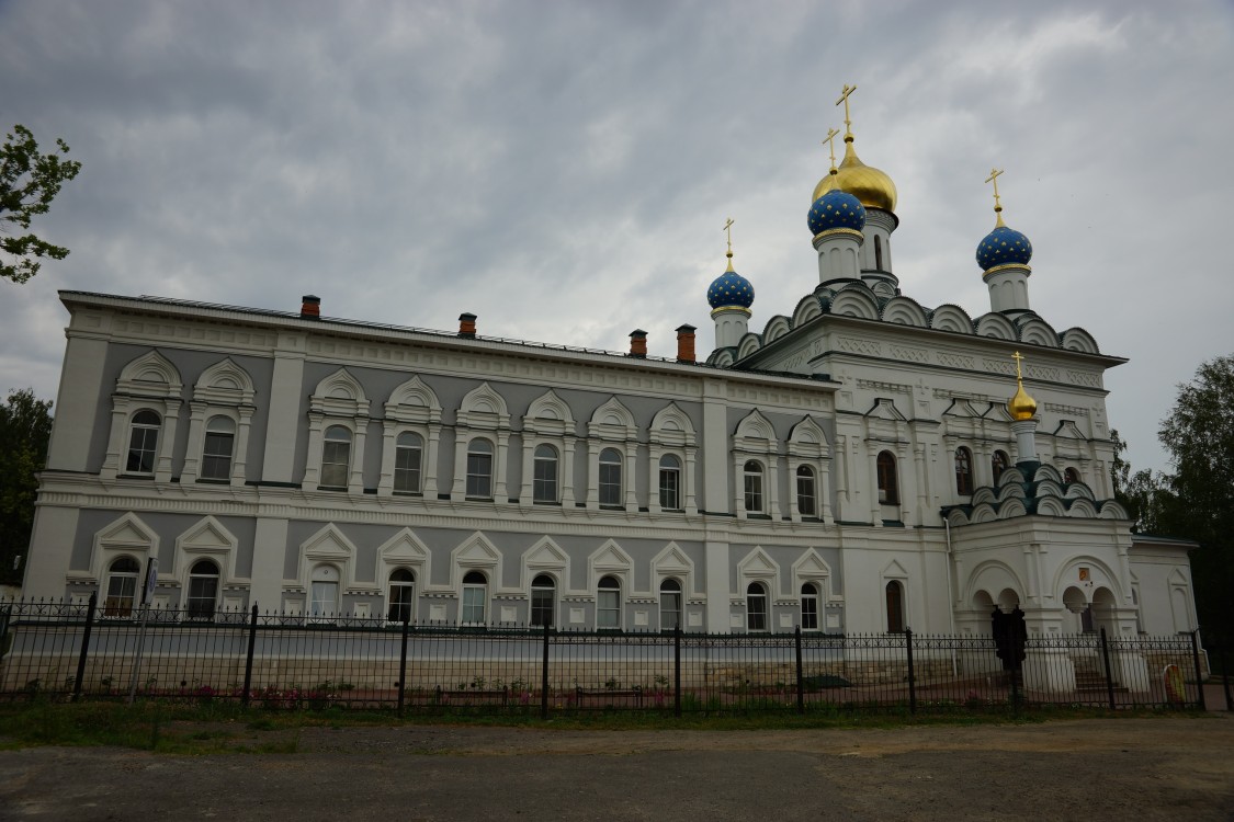 Выкса. Выксунский Иверский монастырь. Церковь Успения Пресвятой Богородицы. фасады