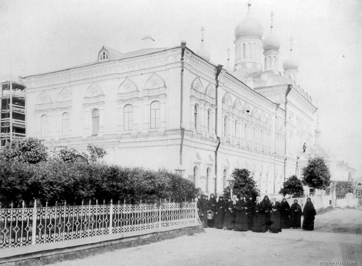 Выксунский Иверский монастырь. Церковь Успения Пресвятой Богородицы, Выкса (Выкса, ГО, Нижегородская область). архивная фотография, Успенская церковь с запада. Начало 20-го века. Фото с photo.myvyksa.com