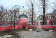 Часовня Георгия Победоносца, Вид с юга, слева - часовня, справа - поклонный крест.<br>, Калуга, Калуга, город, Калужская область