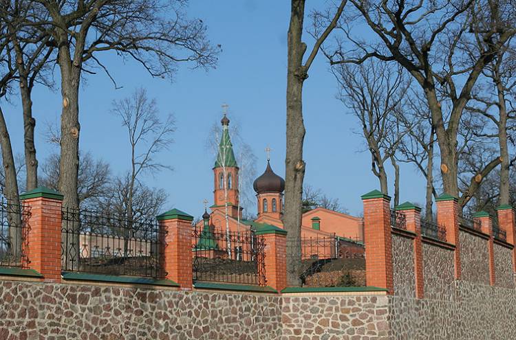 Пантелеимоновский женский монастырь в Феофании. Церковь Всех Святых, Феофания (Голосеевский район, Украина, г. Киев). общий вид в ландшафте, Всехсвятский храм, принадлежащий Пантелиимоновскому монастырю в Феофании, отстроен с нуля в наше время.
