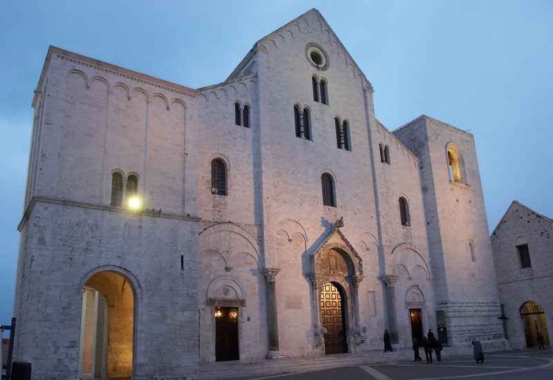 Бари. Базилика святого Николая (Basilica di San Nicola). фасады, Вид со стороны входа