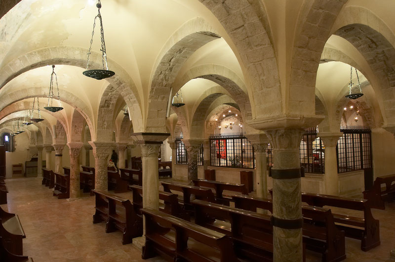 Бари. Базилика святого Николая (Basilica di San Nicola). интерьер и убранство, Крипта. Вид от входа