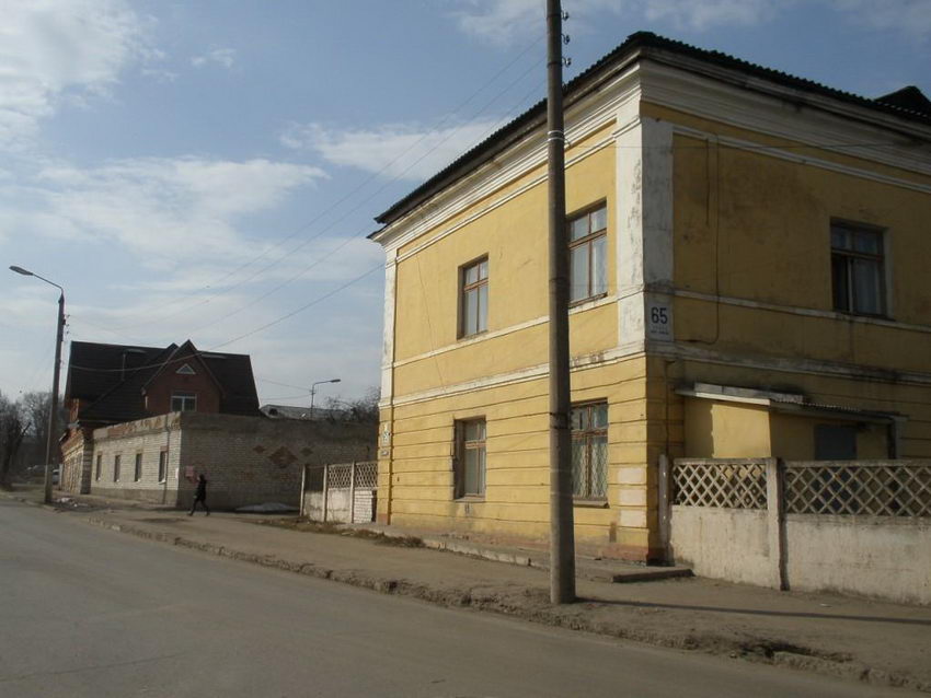 Крестовоздвиженский мужской монастырь, Калуга (Калуга, город, Калужская область). дополнительная информация, На переднем плане - уцелевшее здание братских покоев, на заднем плане - бывшая монастырская пекарня, ныне переделанная под храм иконы Божией Матери 