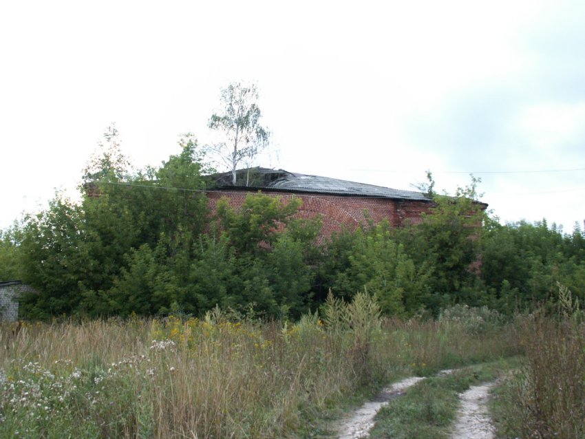 Церковь Троицы Живоначальной (новая), Романовы Дарки (Путятинский район, Рязанская область). фасады, Трапезная каменной Троицкой церкви.
Вид с востока. Видна заложенная арка между трапезной и храмом. Храм примыкал с этой стороны.
