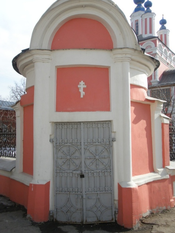 Часовня Георгия Победоносца, Калуга (Калуга, город, Калужская область). архитектурные детали, Вход в часовню