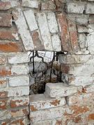 Часовня при храме Спаса Преображения "на подоле", Сохранившийся фрагмент окна часовни и оконной решетки.<br>, Калуга, Калуга, город, Калужская область