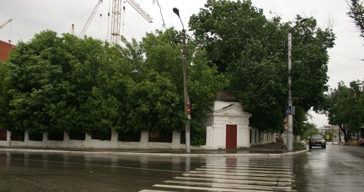 Калуга. Неизвестная часовня при храме Смоленской иконы Божией Матери. общий вид в ландшафте