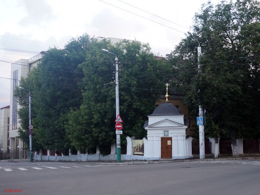 Калуга. Неизвестная часовня при храме Смоленской иконы Божией Матери. общий вид в ландшафте