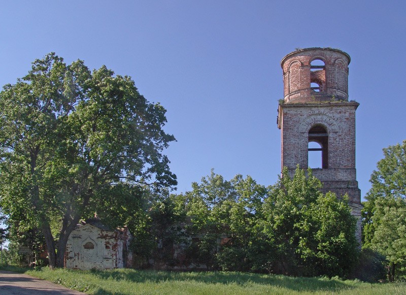 Аминево. Церковь Троицы Живоначальной. общий вид в ландшафте