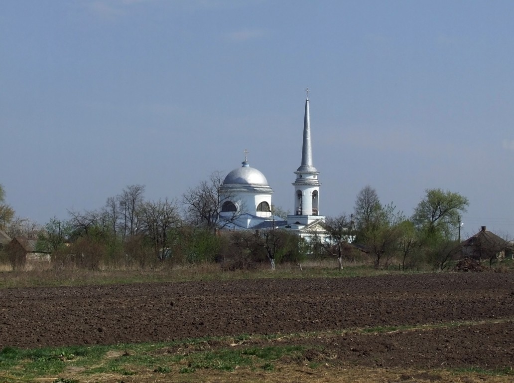 Льгов. Церковь Успения Пресвятой Богородицы в Деревеньках. общий вид в ландшафте