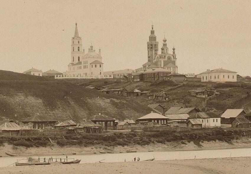 Воскресенский монастырь, Чердынь (Чердынский район, Пермский край). архивная фотография, Вид на храмы в другого берега реки Колвы. Фотография Юлия Шокальского, из фондов НБФ