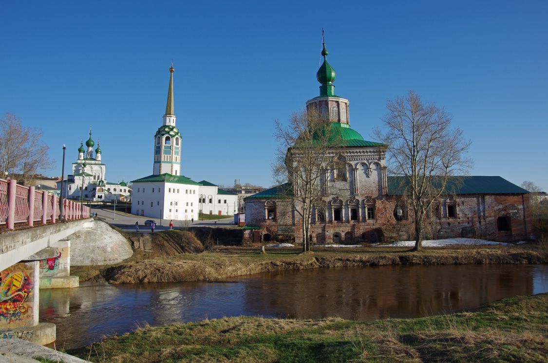 Соликамск. Ансамбль центральной площади. фасады, Вид с правого берега Усолки