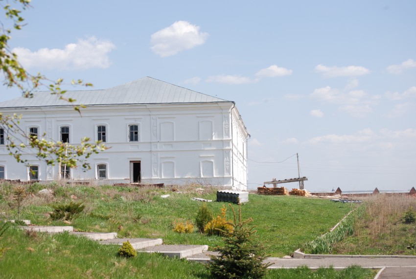 Троицкий мужской монастырь, Большое Чуфарово (Ромодановский район, Республика Мордовия). дополнительная информация, в ограде монастыря